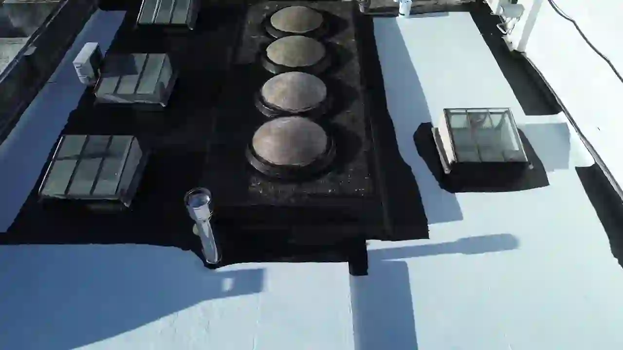 Vista aérea de drone sobre techo impermeabilizado