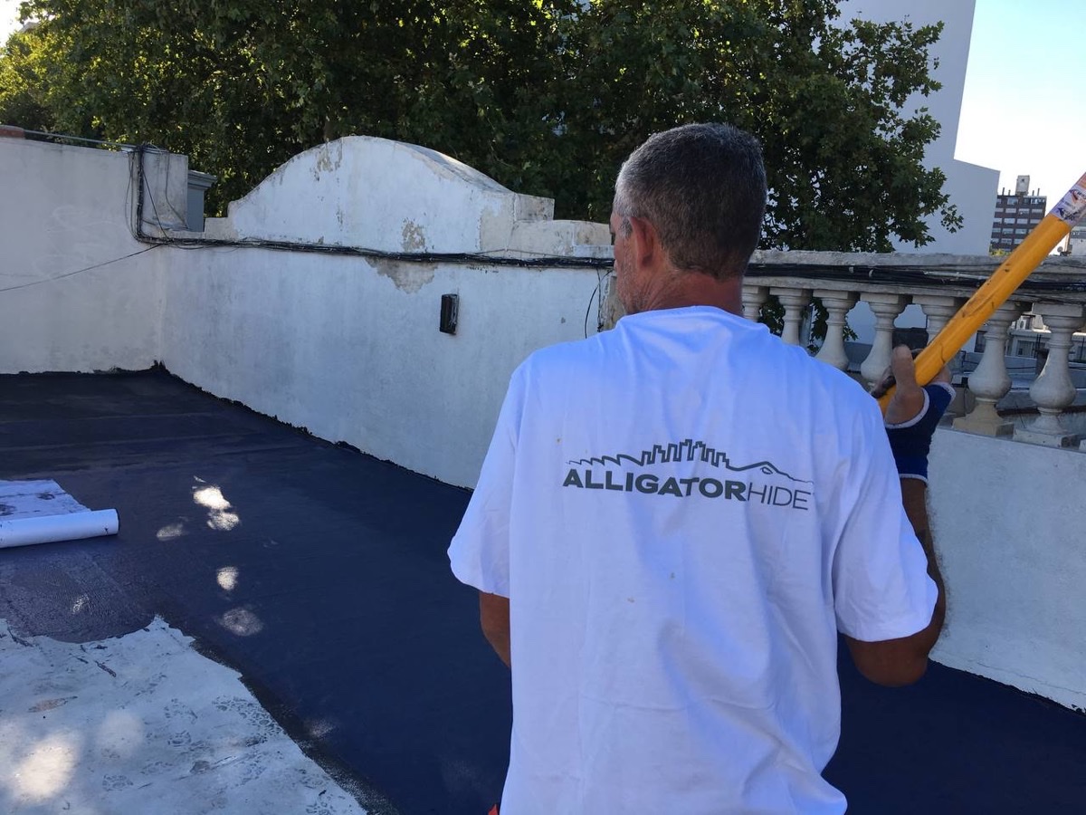 Técnico AlligatorHide aplicando sistema de impermeabilización