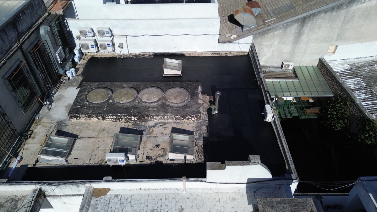 Vista aérea de techo antes de impermeabilización