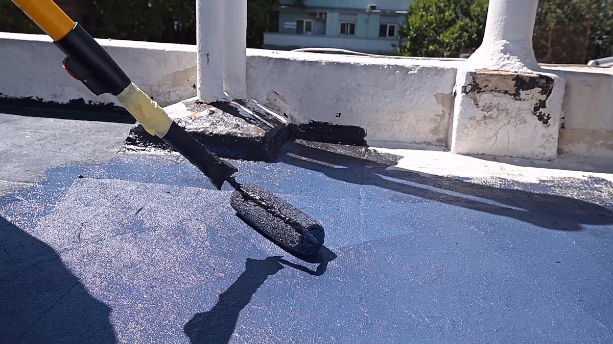 Aplicación de base impermeabilizante AlligatorHide sobre techo